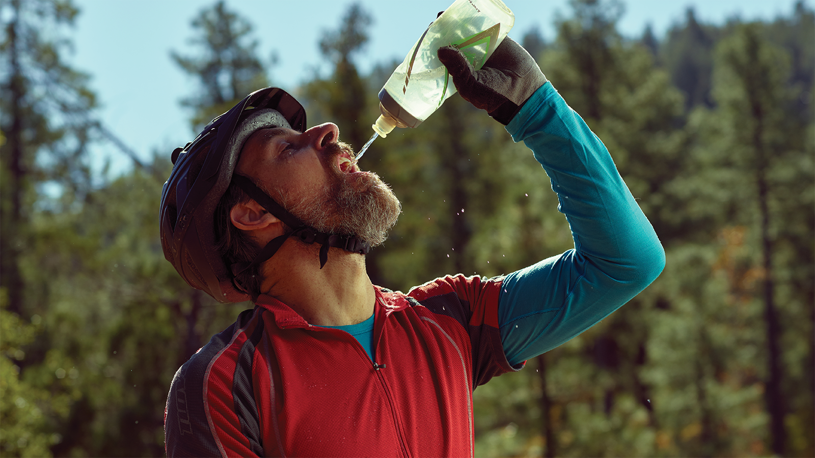 man drinking water to stay hydrated during workout